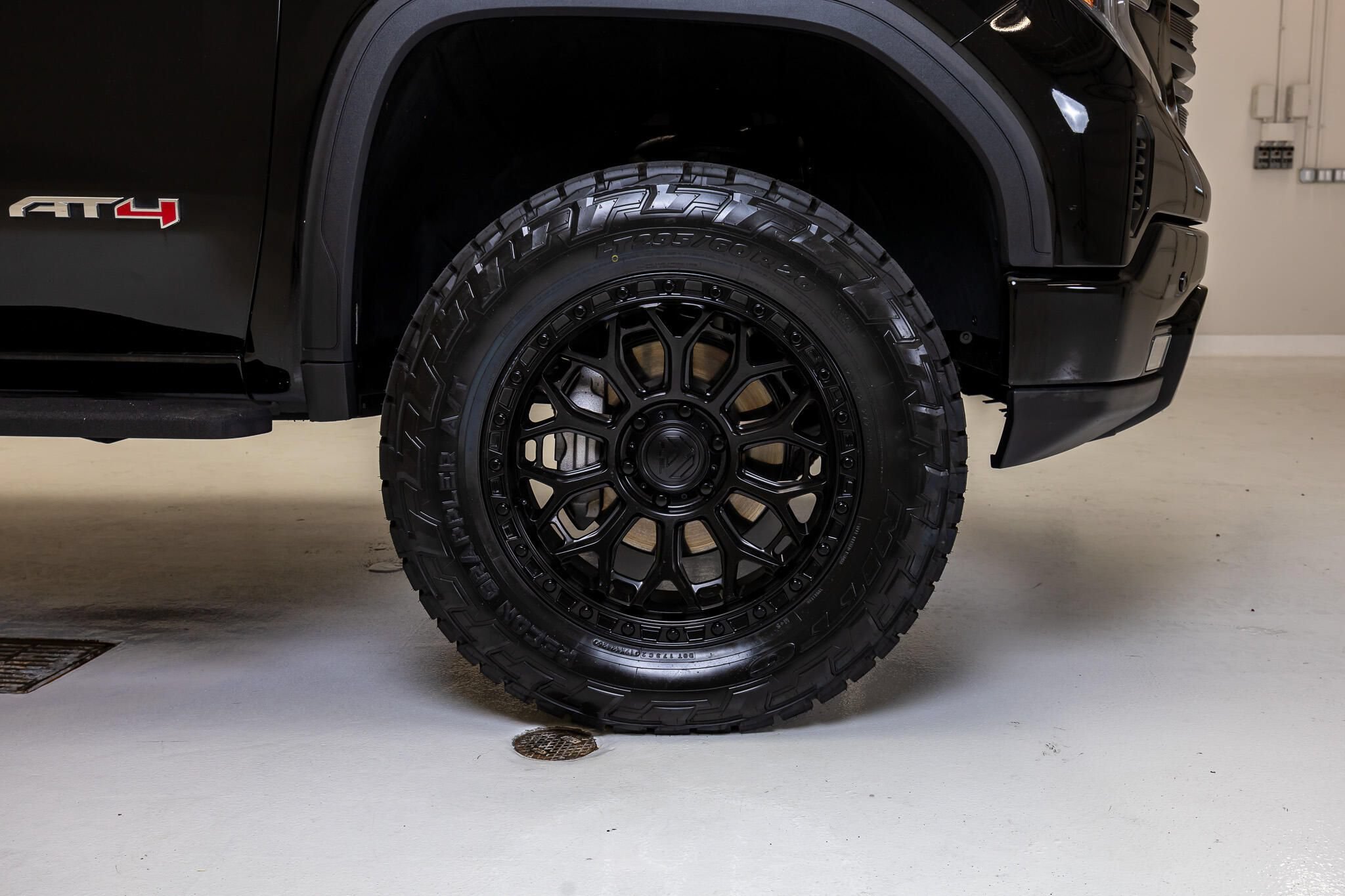 Used 2024 GMC Sierra 1500 AT4 w/ Technology Package AWD/4WD image 12