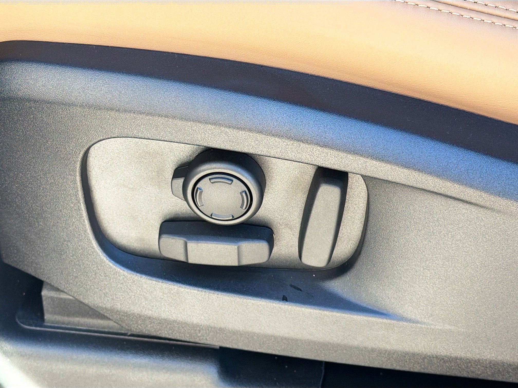 New 2026 Land Rover Defender 110 X-Dynamic SE image 24