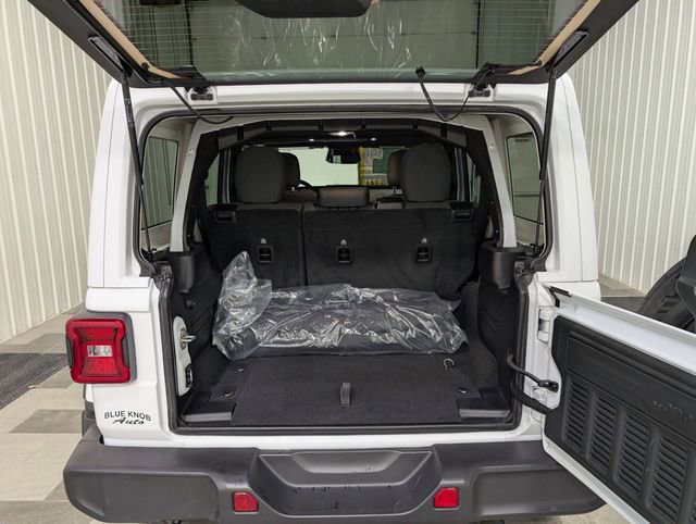 Used 2025 Jeep Wrangler Unlimited Sahara AWD/4WD image 22