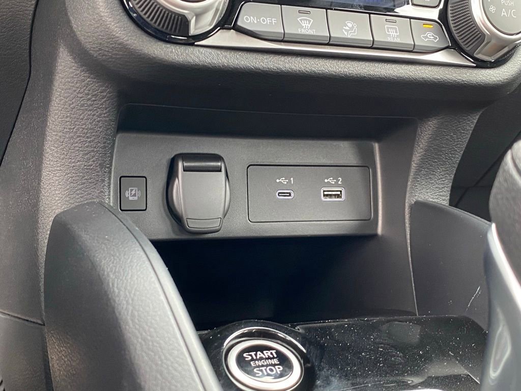 New 2025 Nissan Versa SR w/ Trunk Package image 27