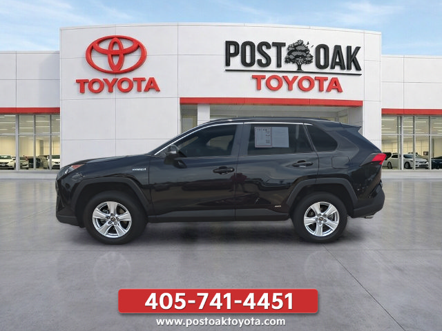 Used 2021 Toyota RAV4 LE AWD/4WD image 2