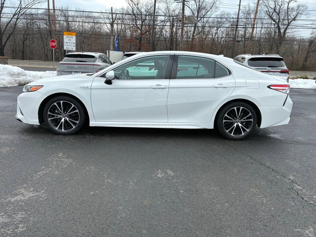 Used 2020 Toyota Camry SE w/ Sunroof Package image 4