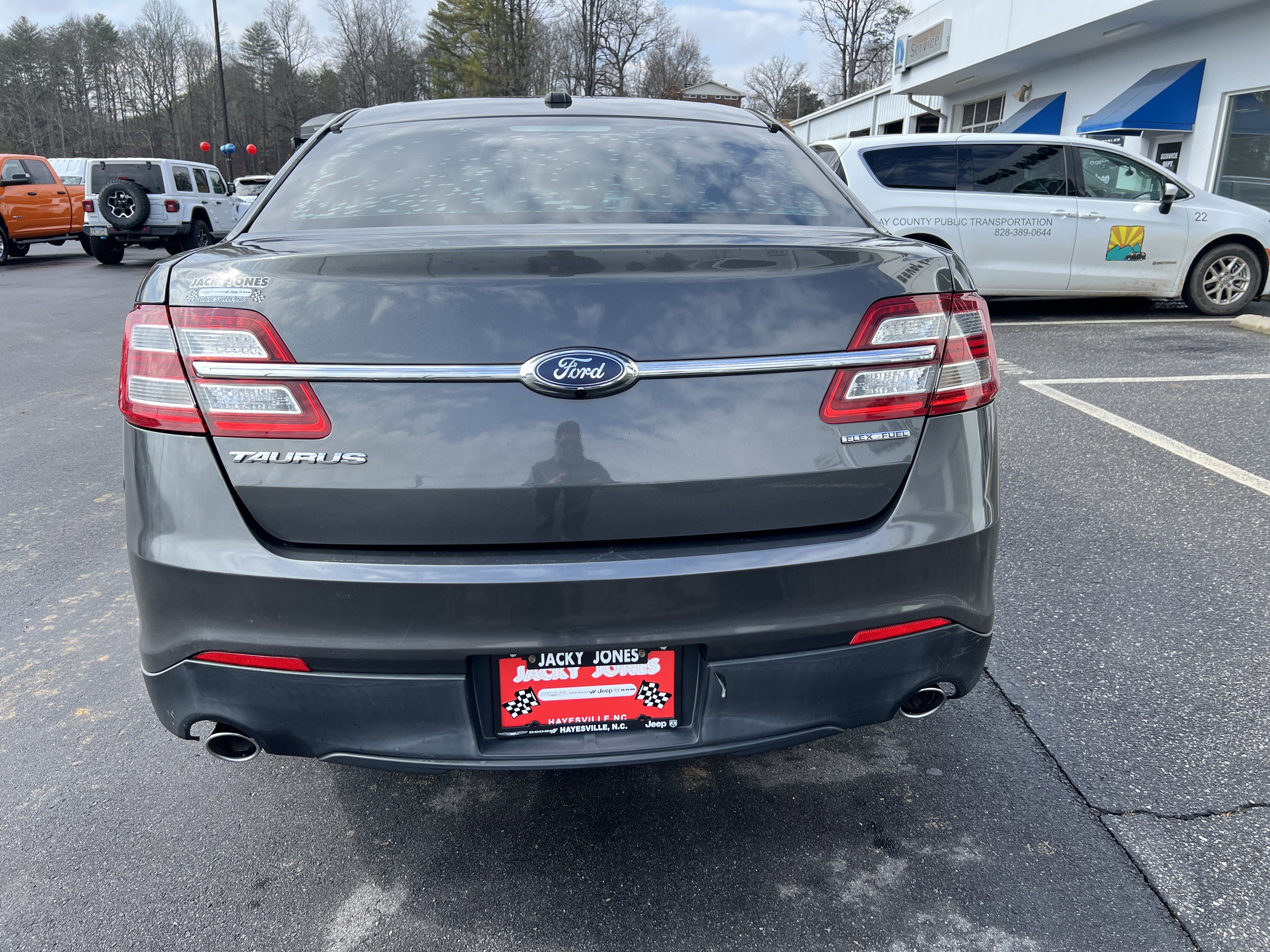 Used 2017 Ford Taurus SE FWD image 2