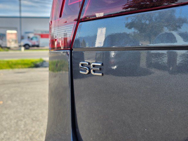 Used 2024 Volkswagen Tiguan SE w/ Panoramic Sunroof Package AWD/4WD image 17