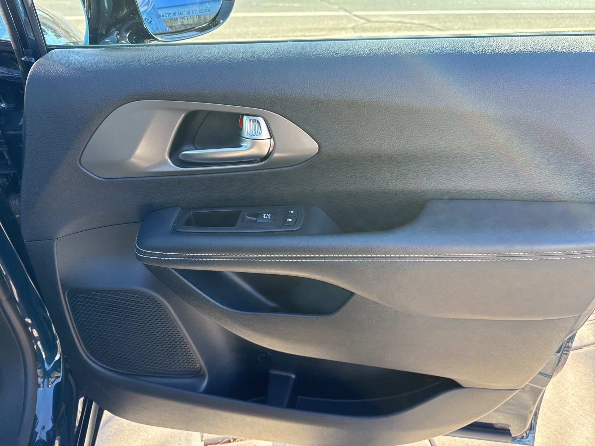 Used 2025 Chrysler Pacifica Select image 36