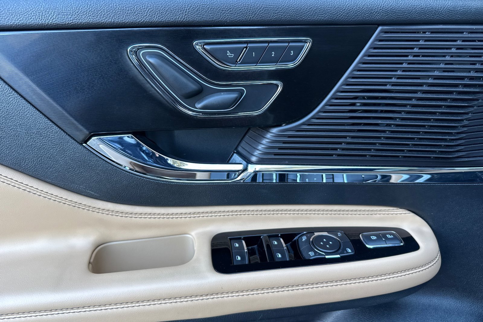 Certified 2022 Lincoln Corsair Reserve w/ Equipment Group 201A image 11