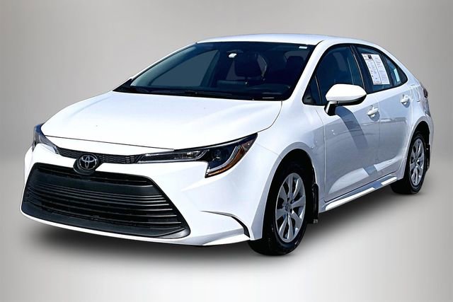 Used 2025 Toyota Corolla LE image 2