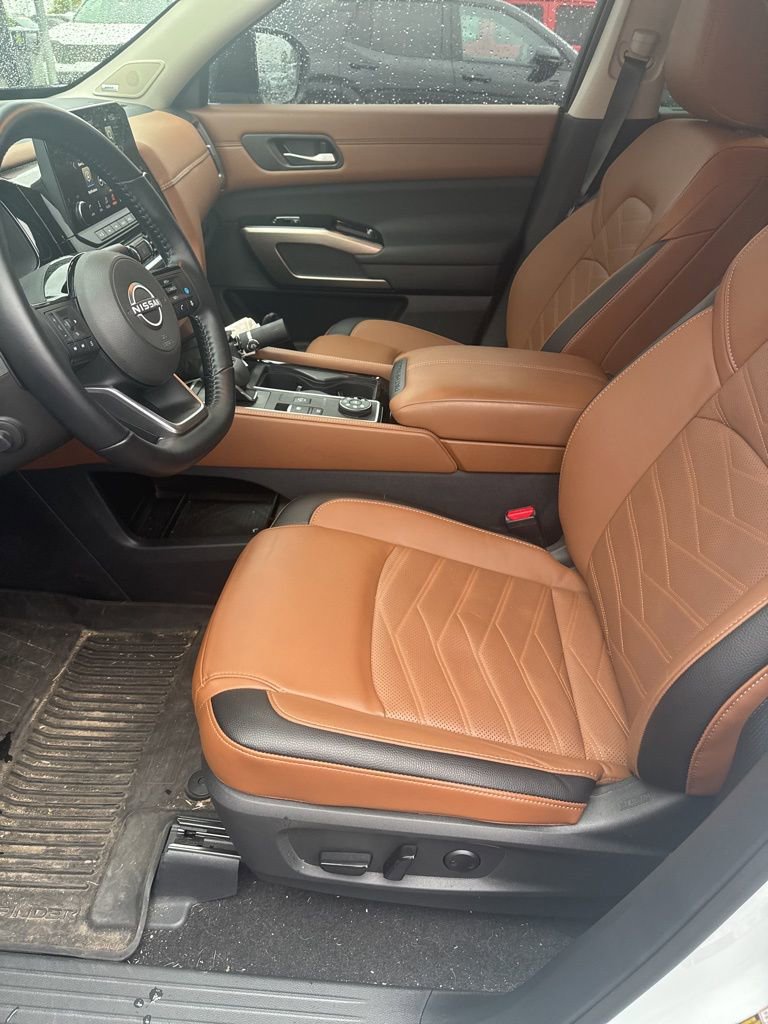 Used 2025 Nissan Pathfinder Platinum AWD/4WD image 3