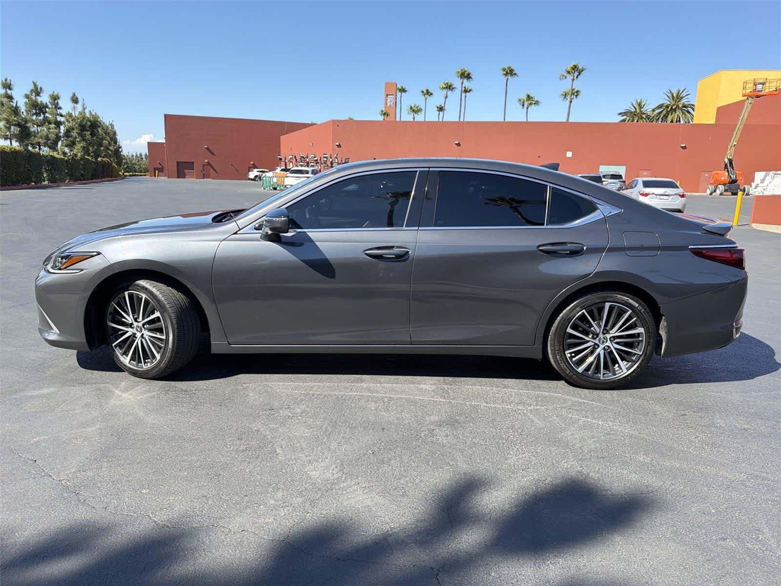 Used 2025 Lexus ES 300h w/ Premium Package FWD image 3