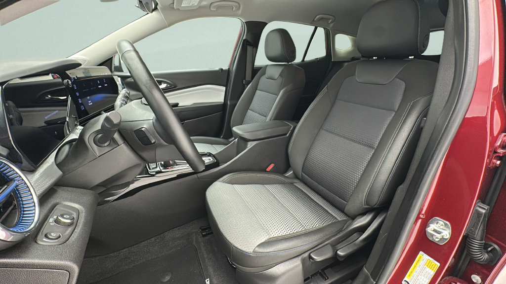 Used 2025 Chevrolet Trax LT w/ LT Convenience Package FWD image 14