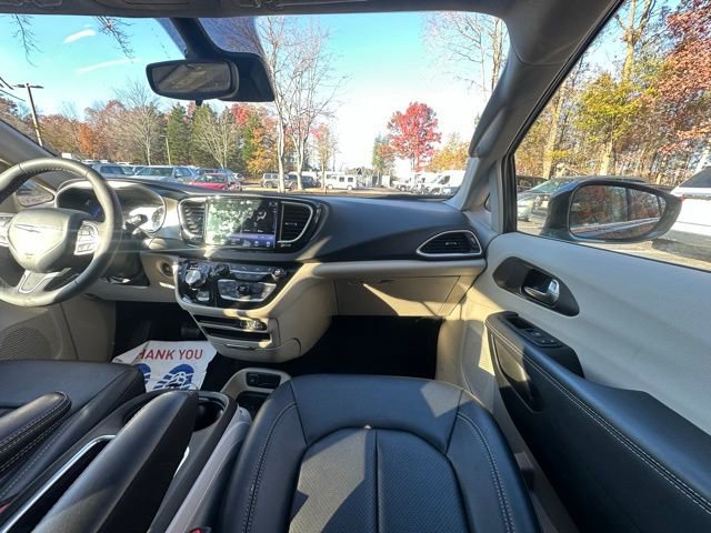 Used 2024 Chrysler Pacifica Touring-L image 28