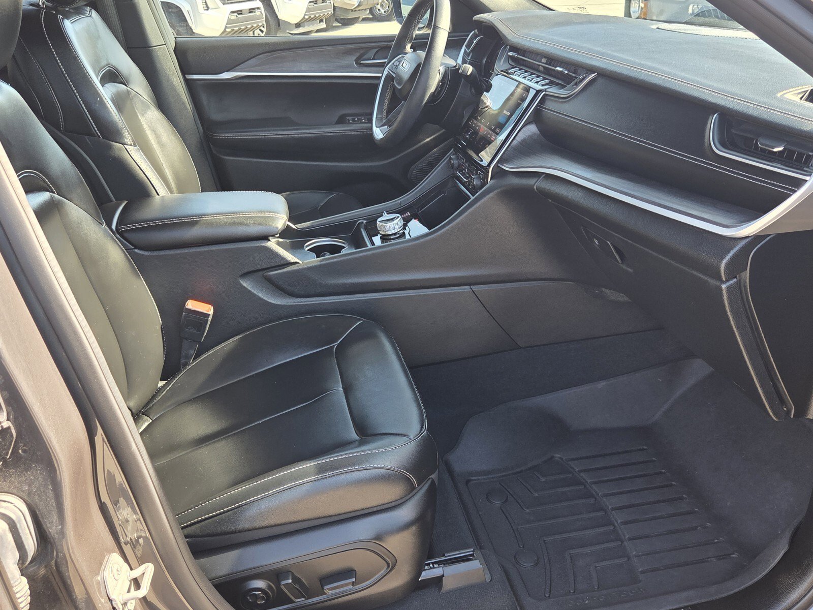 Used 2024 Jeep Grand Cherokee L Limited w/ Black Appearance Package image 11