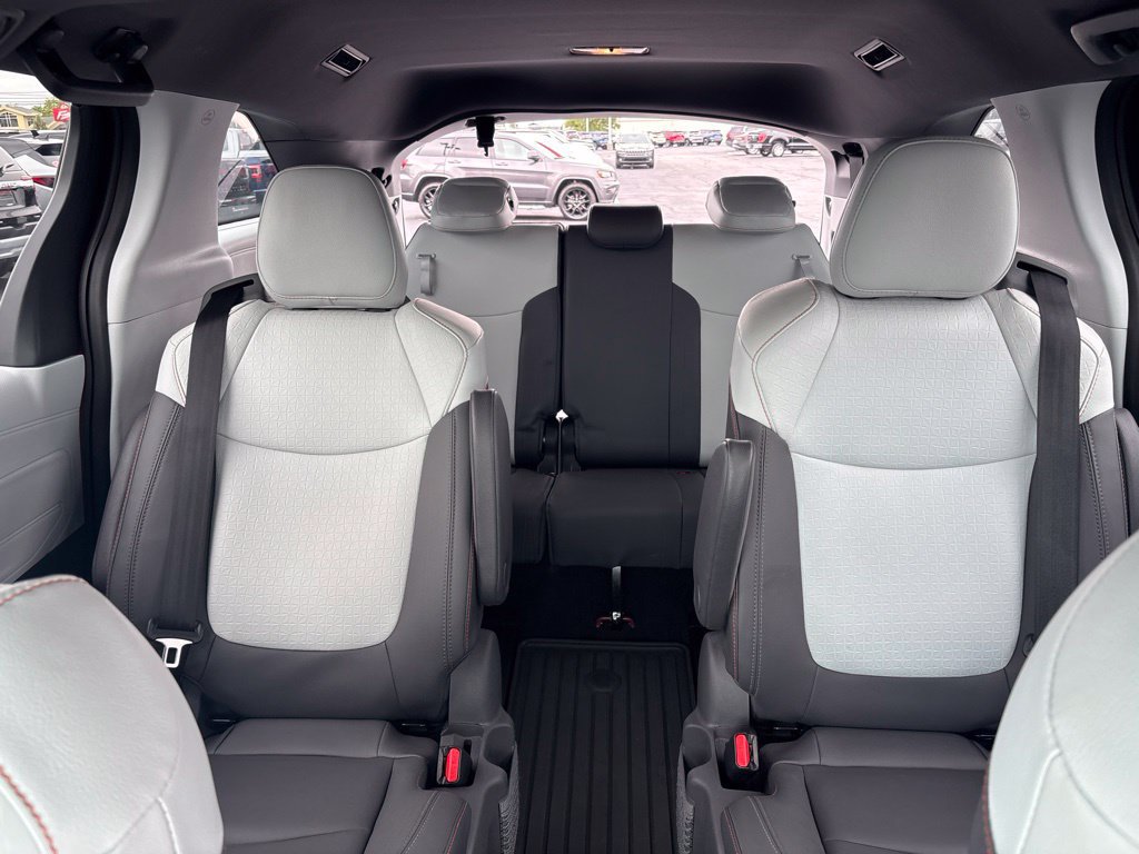 Used 2021 Toyota Sienna XSE FWD image 23