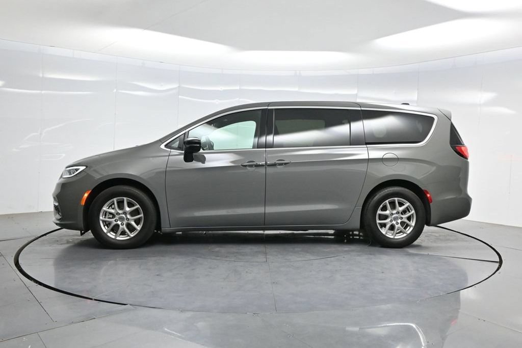 Used 2025 Chrysler Pacifica Select FWD image 50