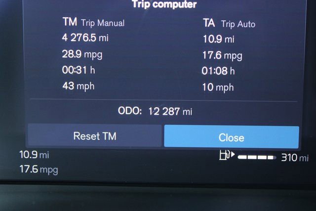 Used 2025 Volvo XC40 B5 Plus AWD/4WD image 29