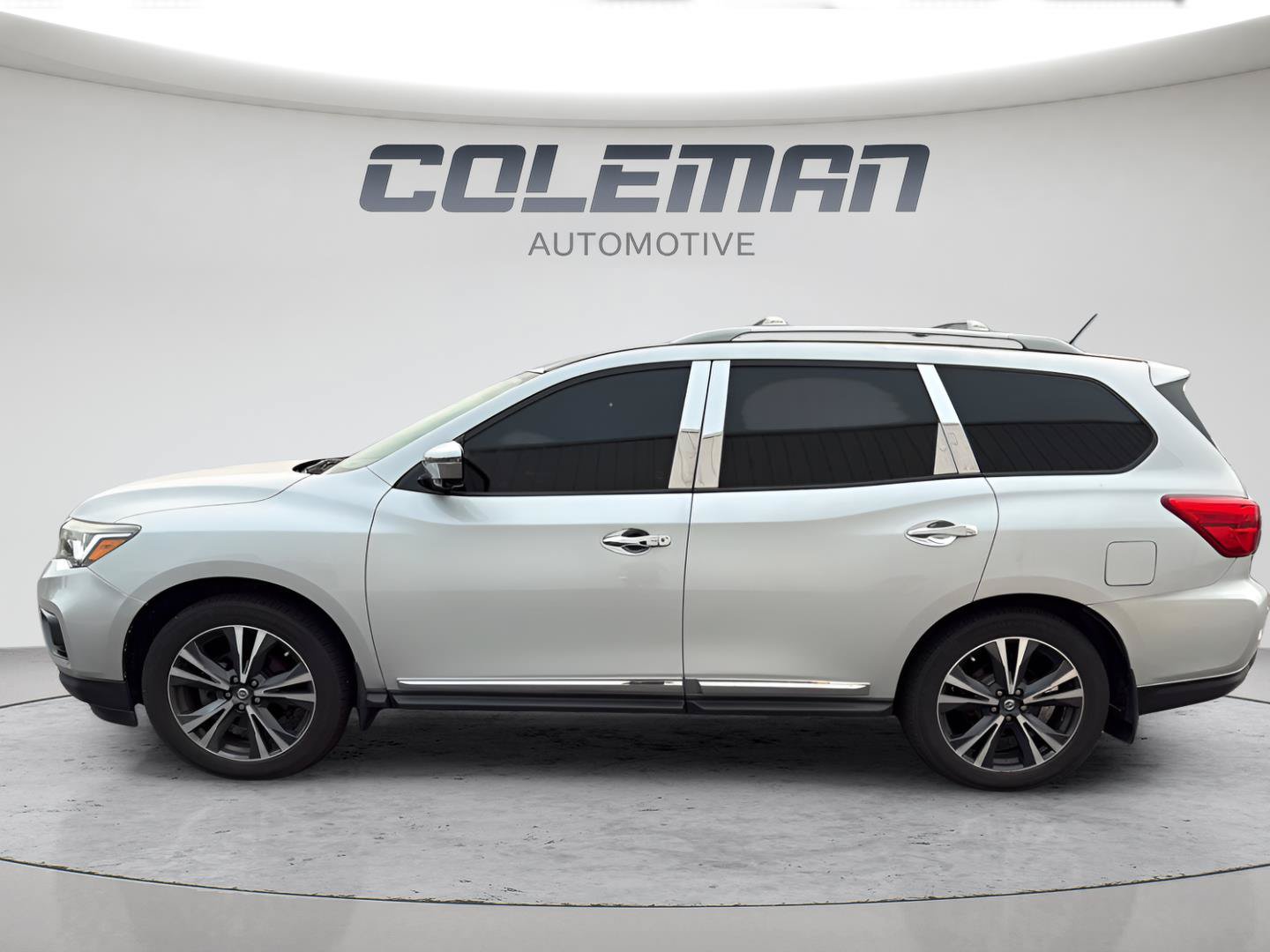 Used 2017 Nissan Pathfinder Platinum w/ Cargo Package AWD/4WD image 2