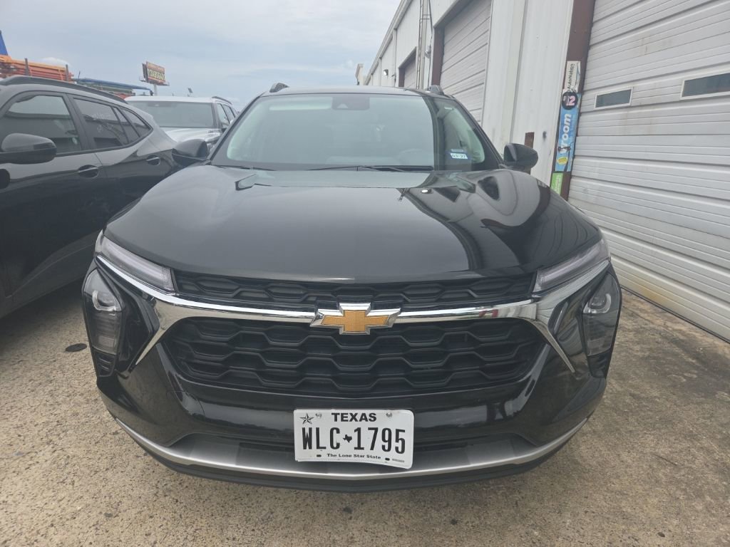 Used 2025 Chevrolet Trax LT w/ LT Convenience Package FWD image 2