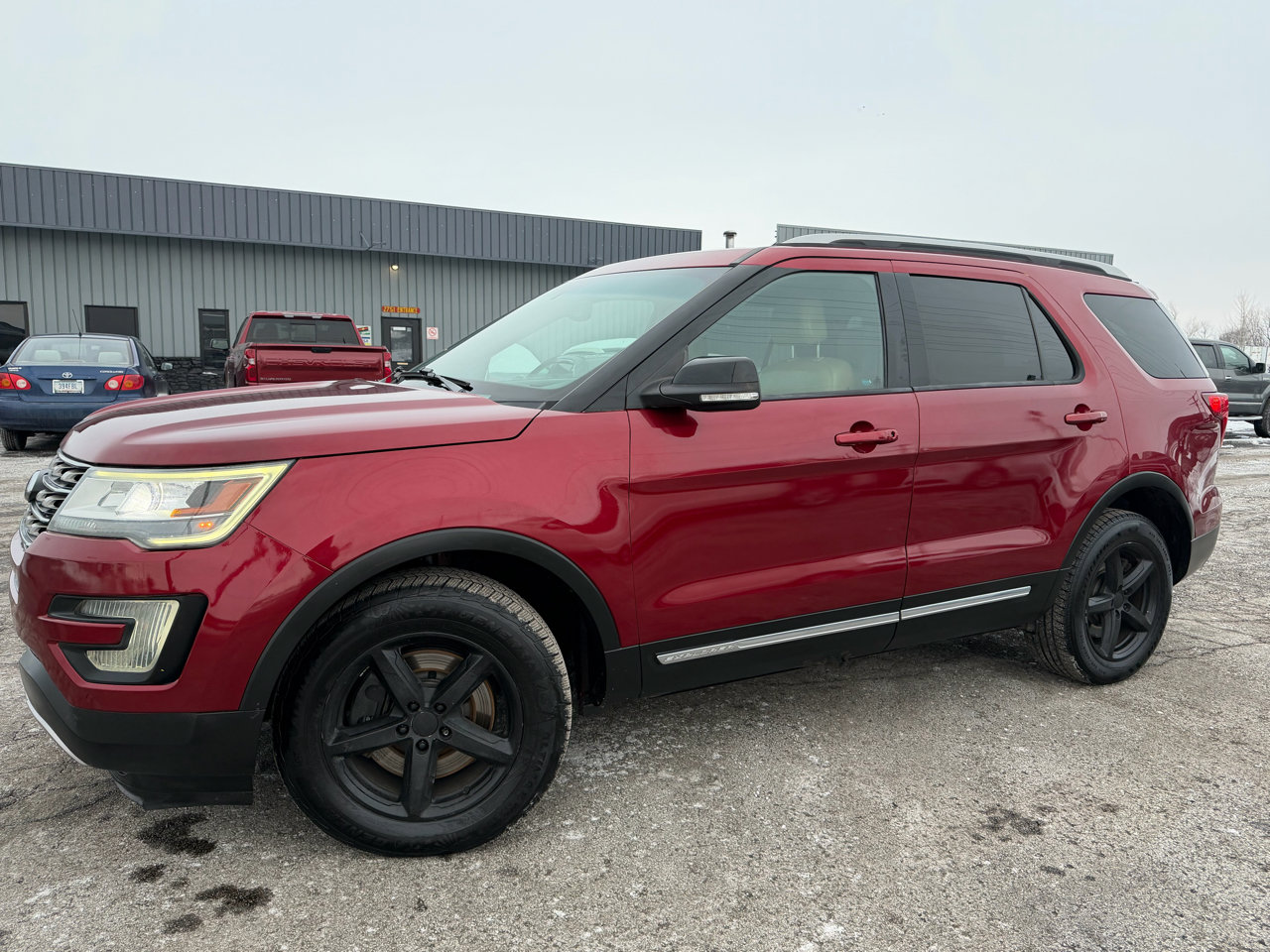 Used 2016 Ford Explorer XLT w/ Equipment Group 202A image 3