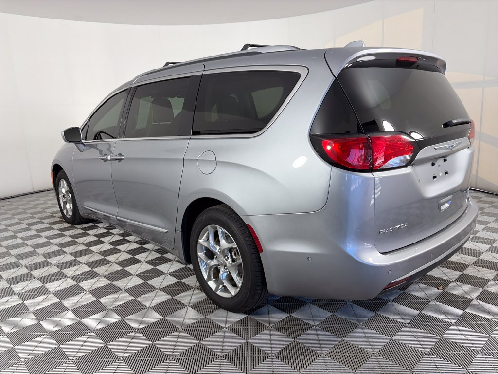 Used 2017 Chrysler Pacifica Limited w/ Advanced Safetytec Group FWD image 5
