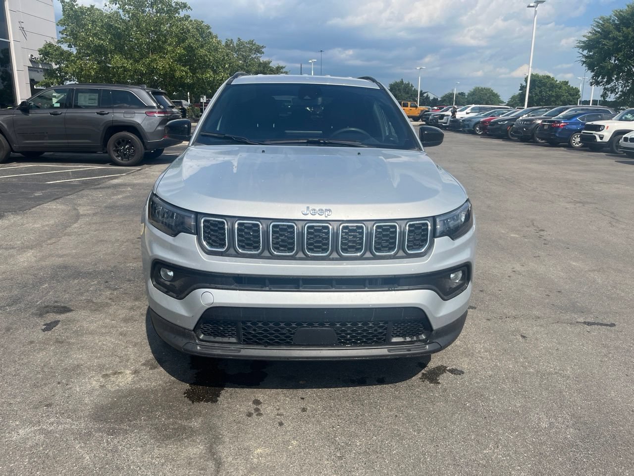 Used 2024 Jeep Compass Latitude AWD/4WD image 8