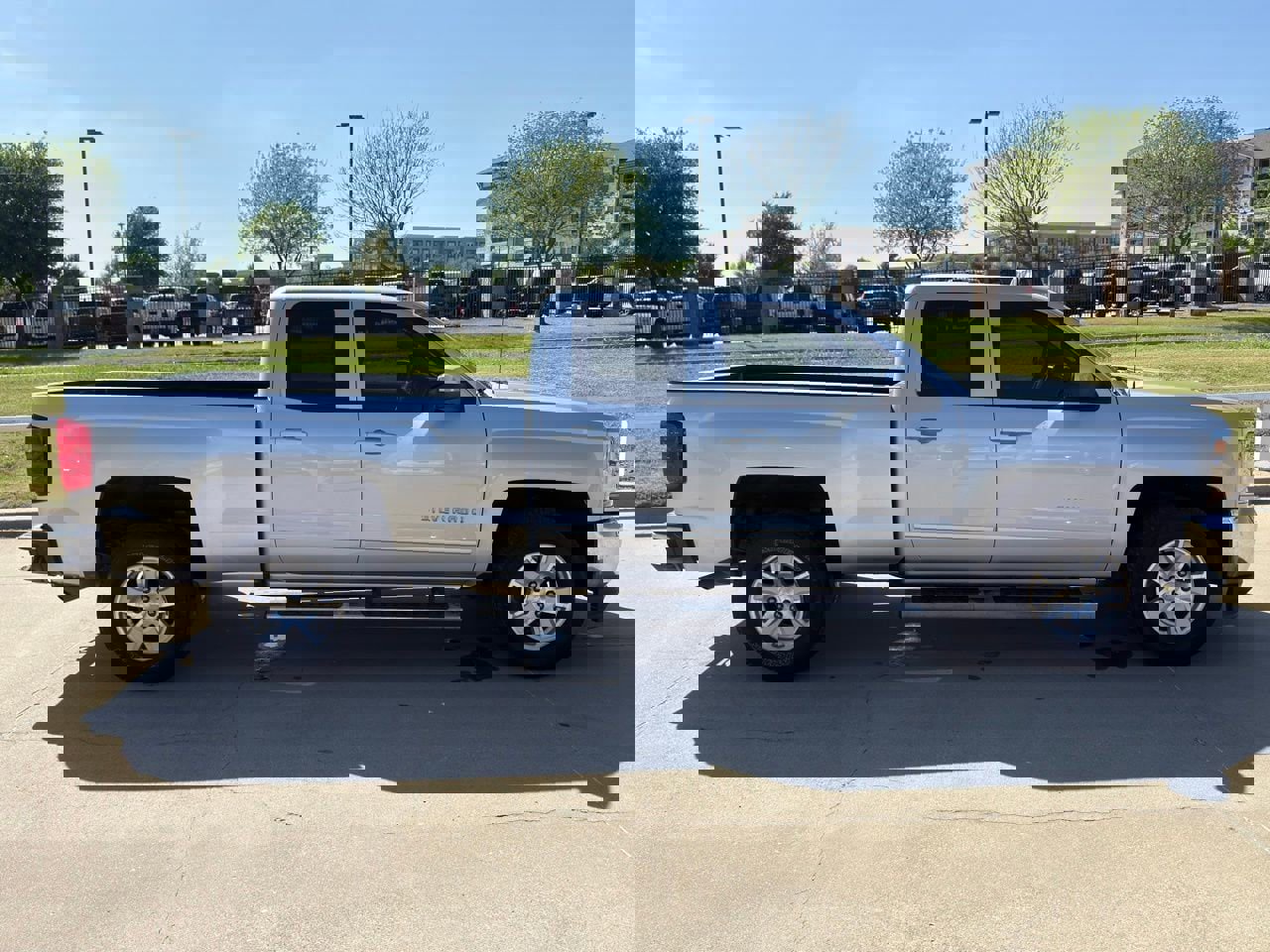 Used 2018 Chevrolet Silverado 1500 LT image 3