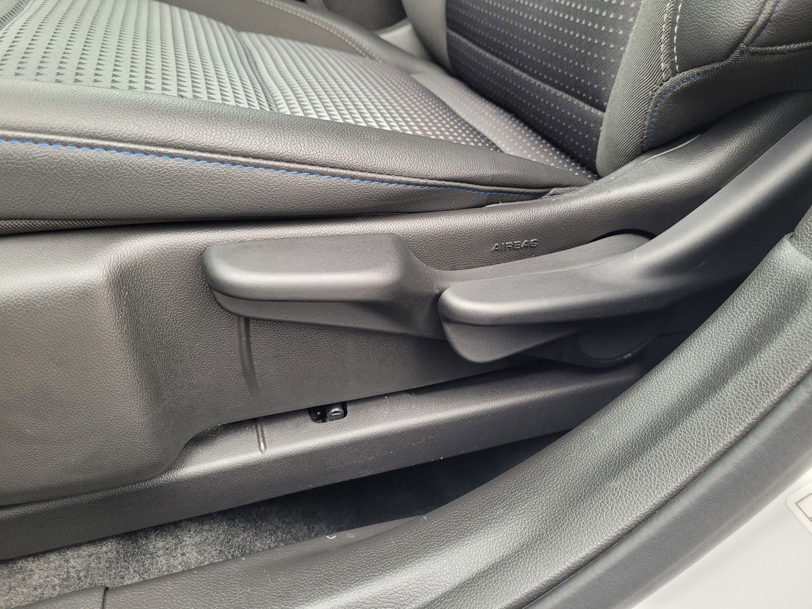 Used 2025 Chevrolet Trax LT w/ LT Convenience Package image 11