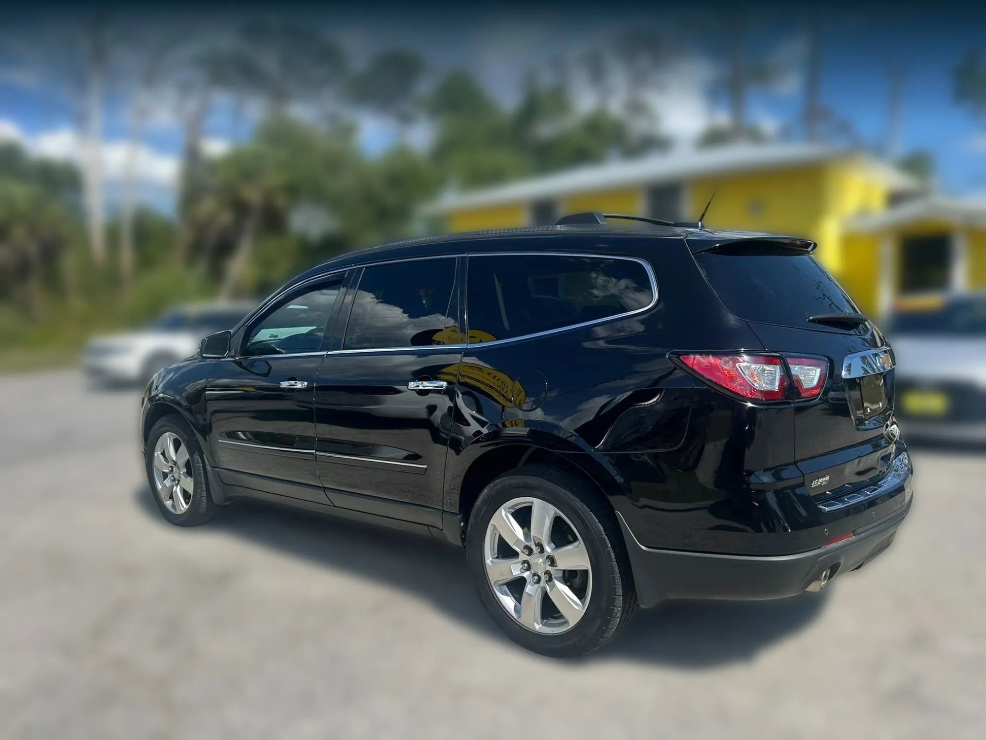 Used 2016 Chevrolet Traverse LTZ FWD image 2