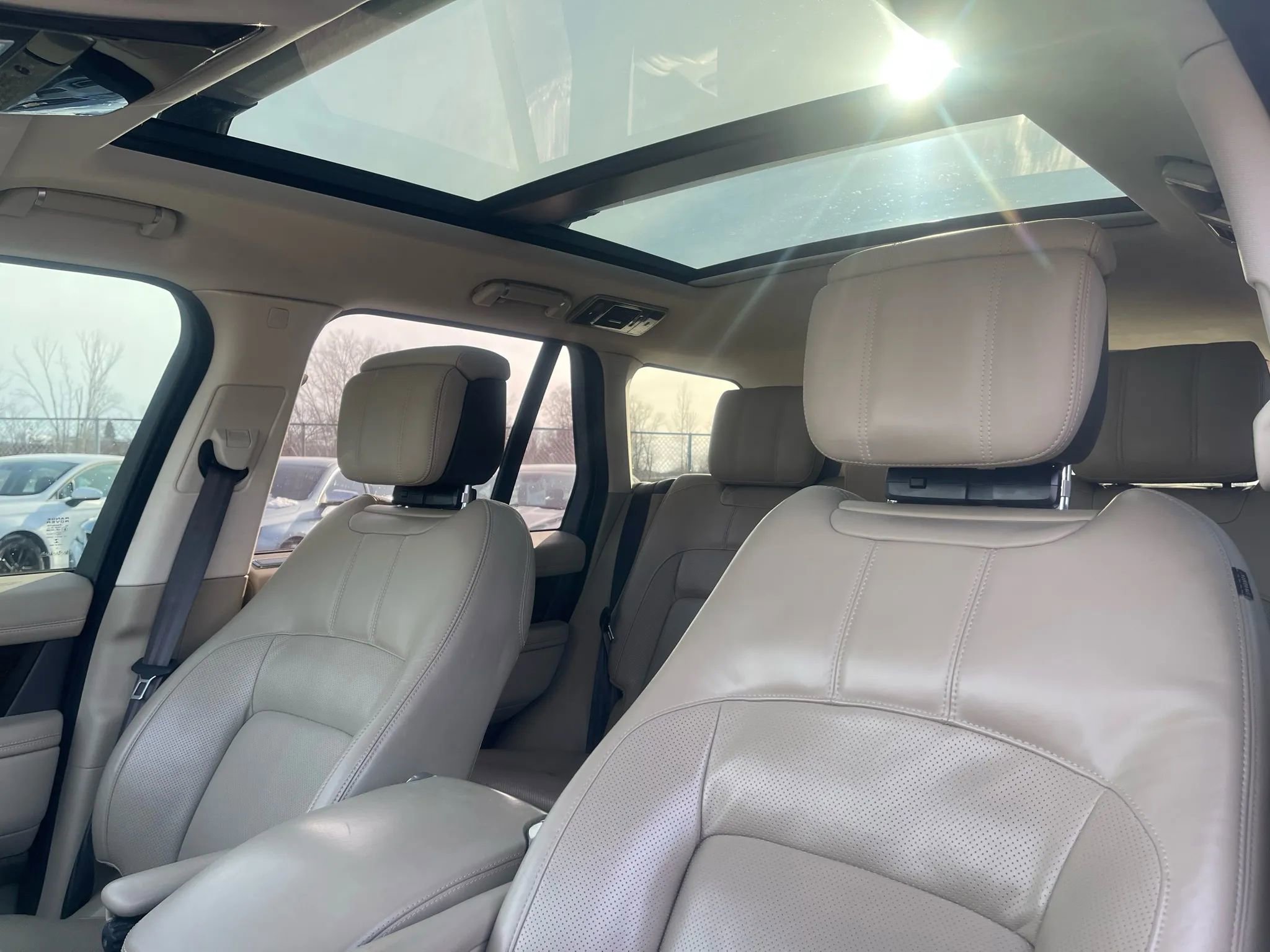 Used 2018 Land Rover Range Rover HSE image 12