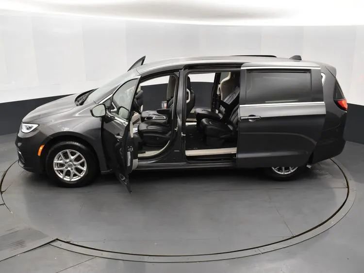 Used 2023 Chrysler Pacifica Touring-L FWD image 7