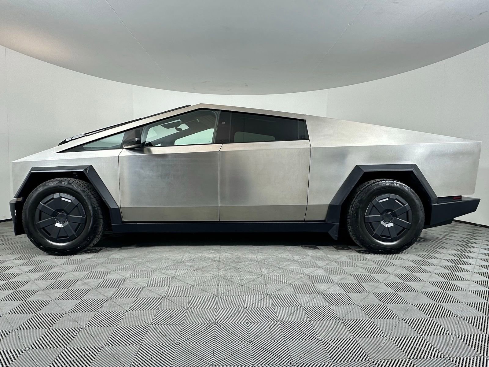 Used 2025 Tesla Cybertruck AWD Crew Cab image 19