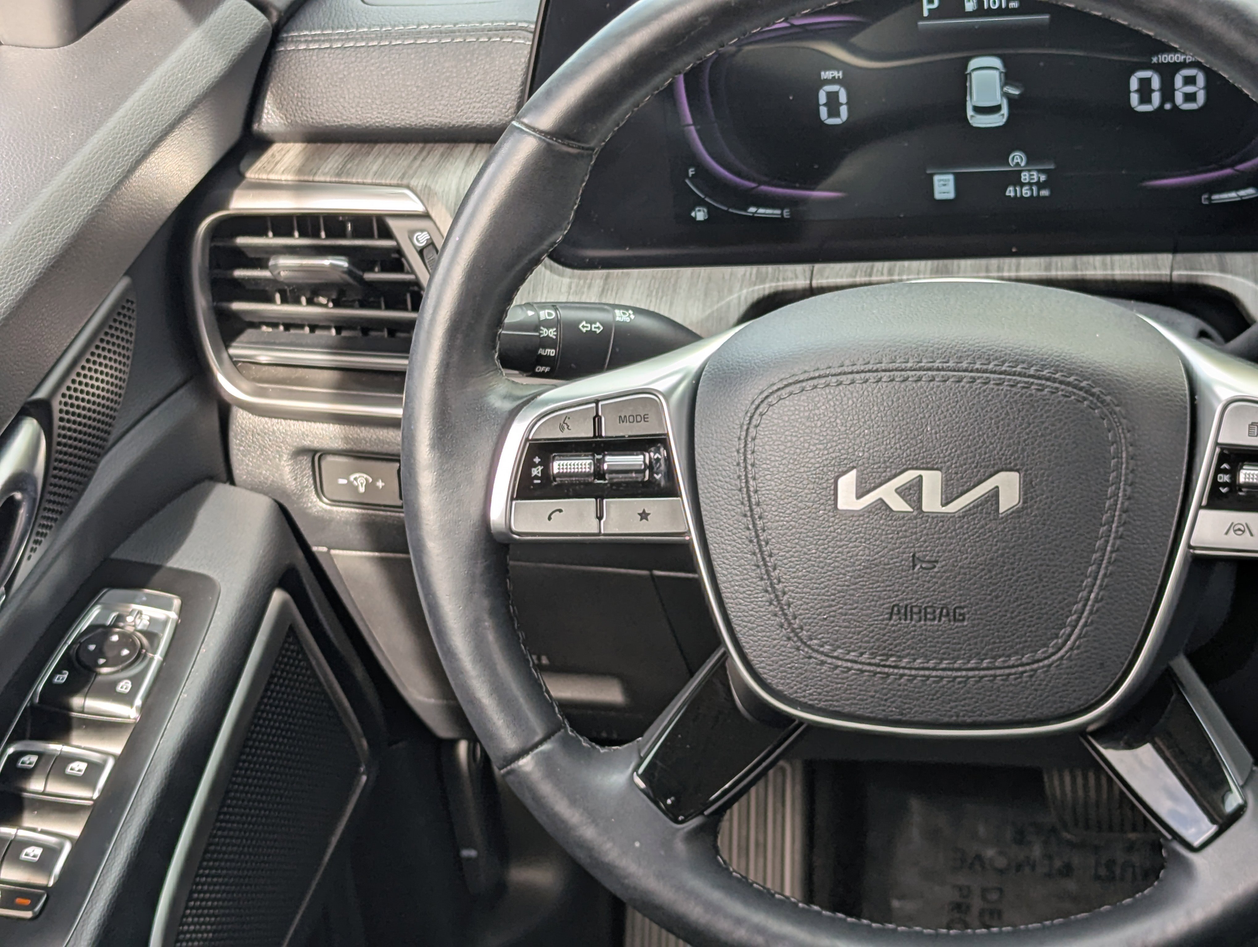 Used 2024 Kia Telluride EX w/ EX Captain's Chair Package image 17