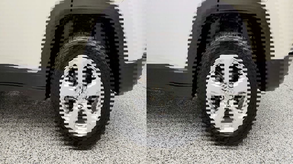 Used 2018 Jeep Compass Latitude w/ Popular Equipment Group image 9