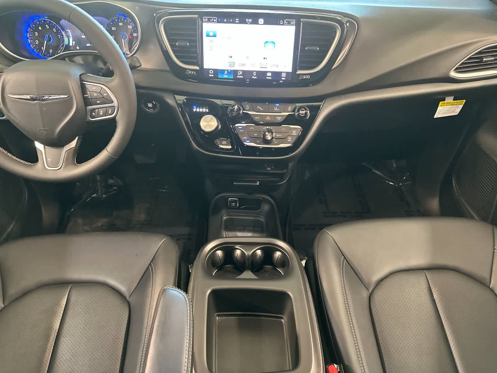 Used 2026 Chrysler Pacifica Select FWD image 4
