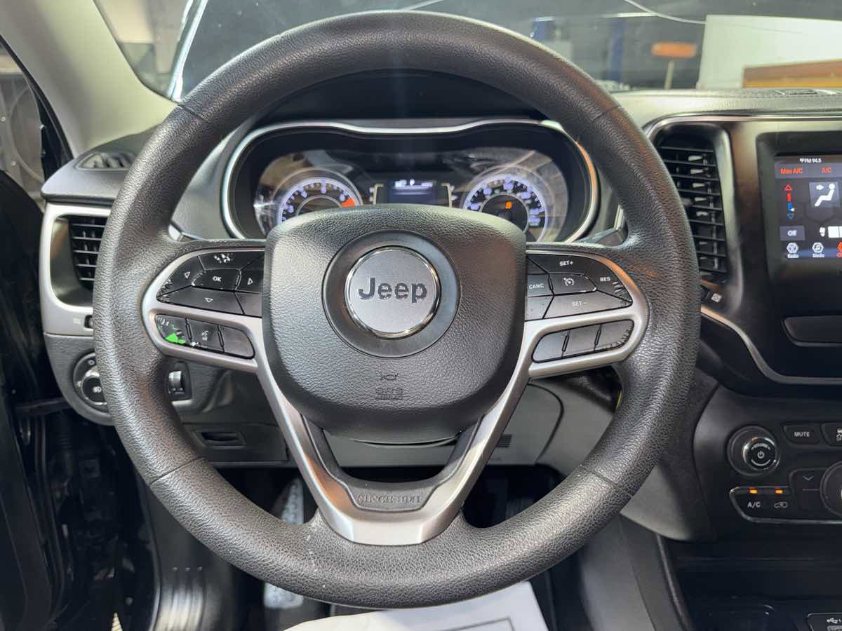 Used 2019 Jeep Cherokee Latitude w/ Popular Appearance Group FWD image 18