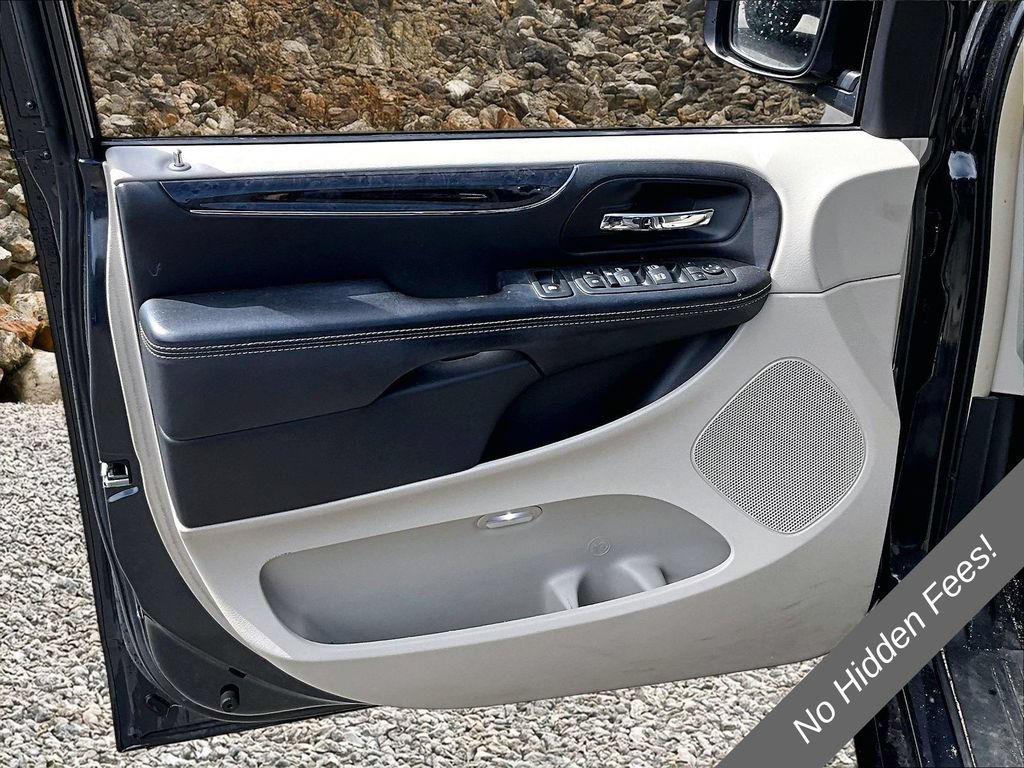 Used 2014 Chrysler Town & Country Touring-L w/ Driver Convenience Group FWD image 19