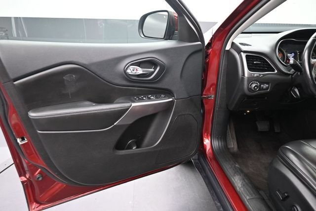 Used 2019 Jeep Cherokee Latitude Plus AWD/4WD image 17