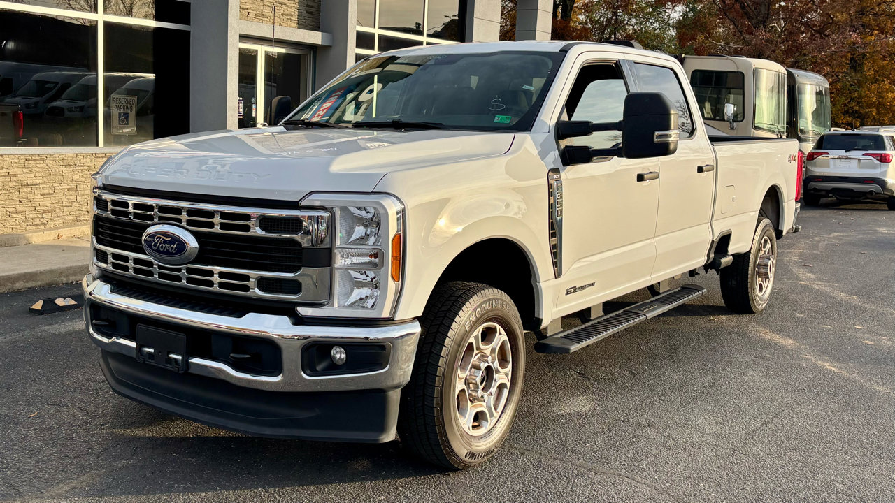 Used 2025 Ford F350 XLT image 2