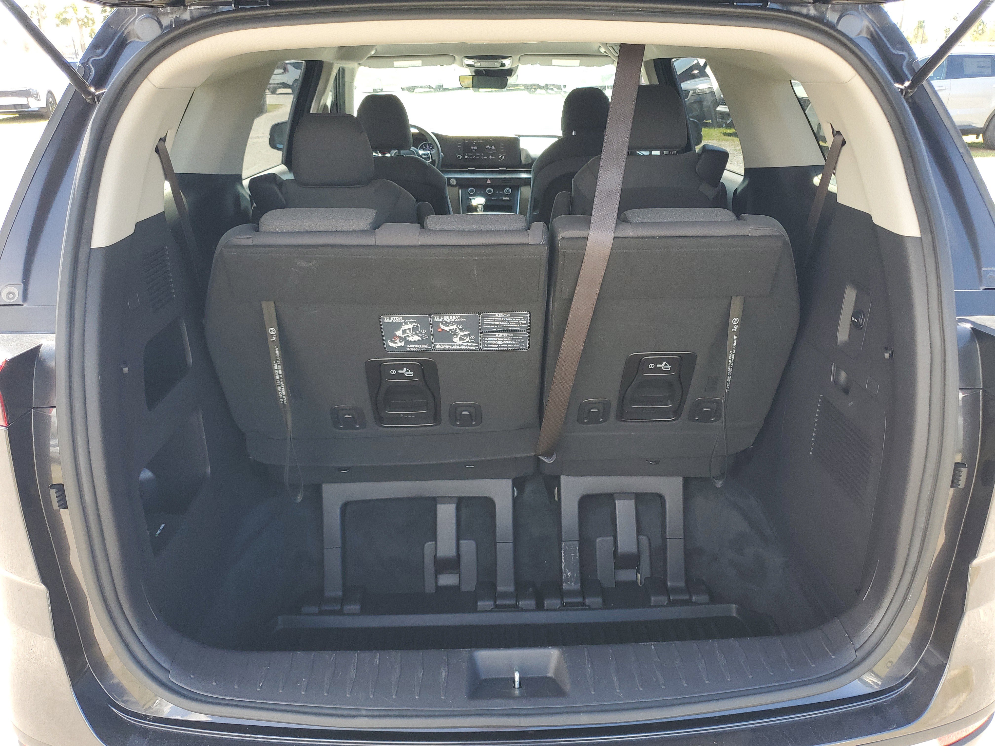 Used 2023 Kia Carnival LX image 8