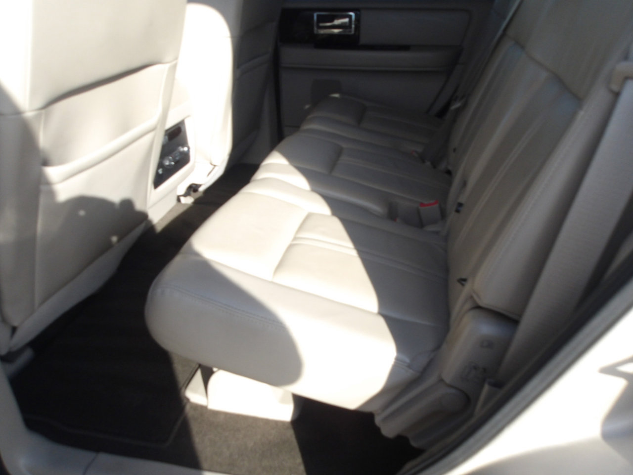 Used 2017 Lincoln Navigator Select image 17