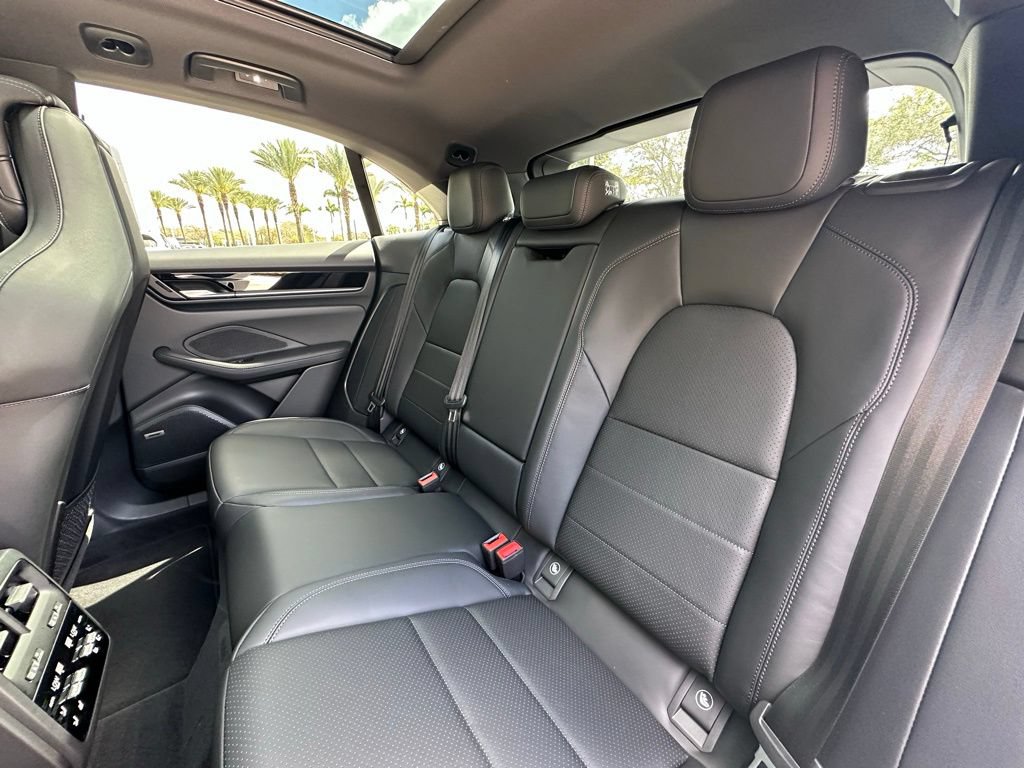 Used 2026 Porsche Macan Electric RWD image 38