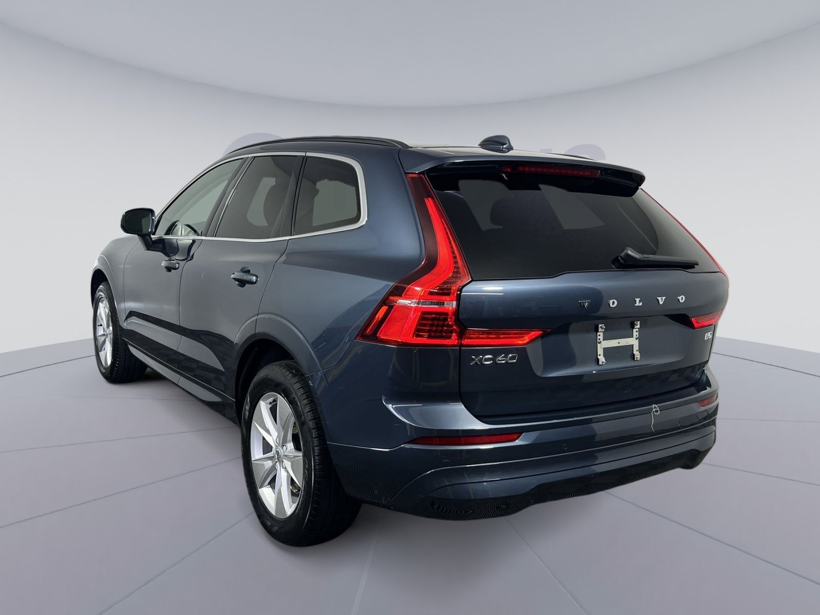Used 2022 Volvo XC60 B5 Momentum w/ Climate Package FWD image 8