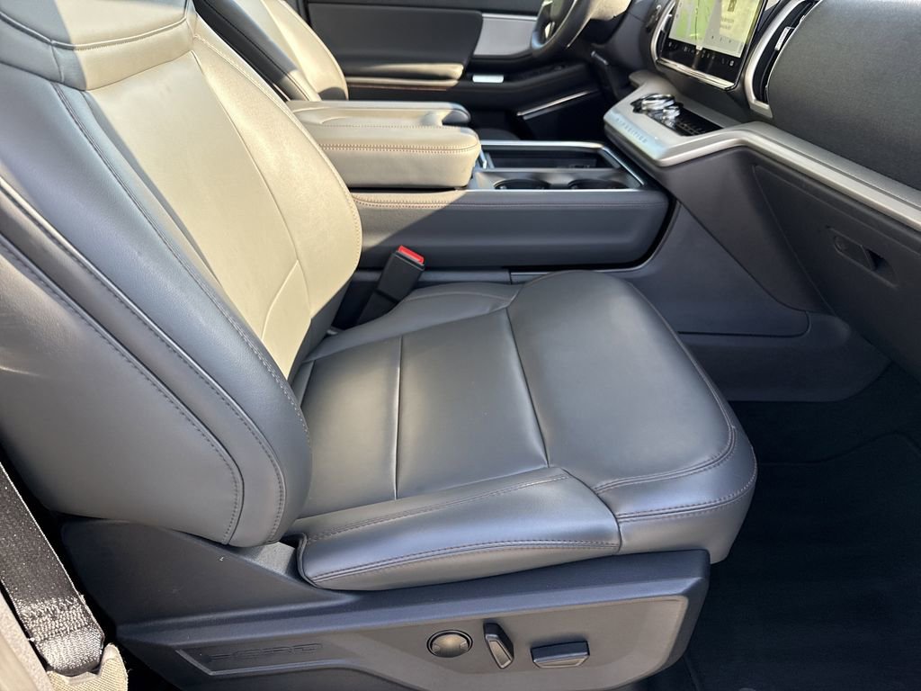 Used 2025 Ford Expedition Active image 13