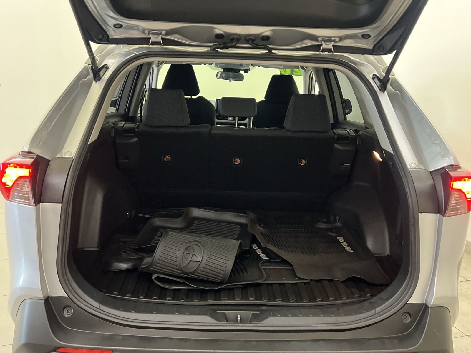 Used 2020 Toyota RAV4 LE w/ All Weather Liner Package AWD/4WD image 24