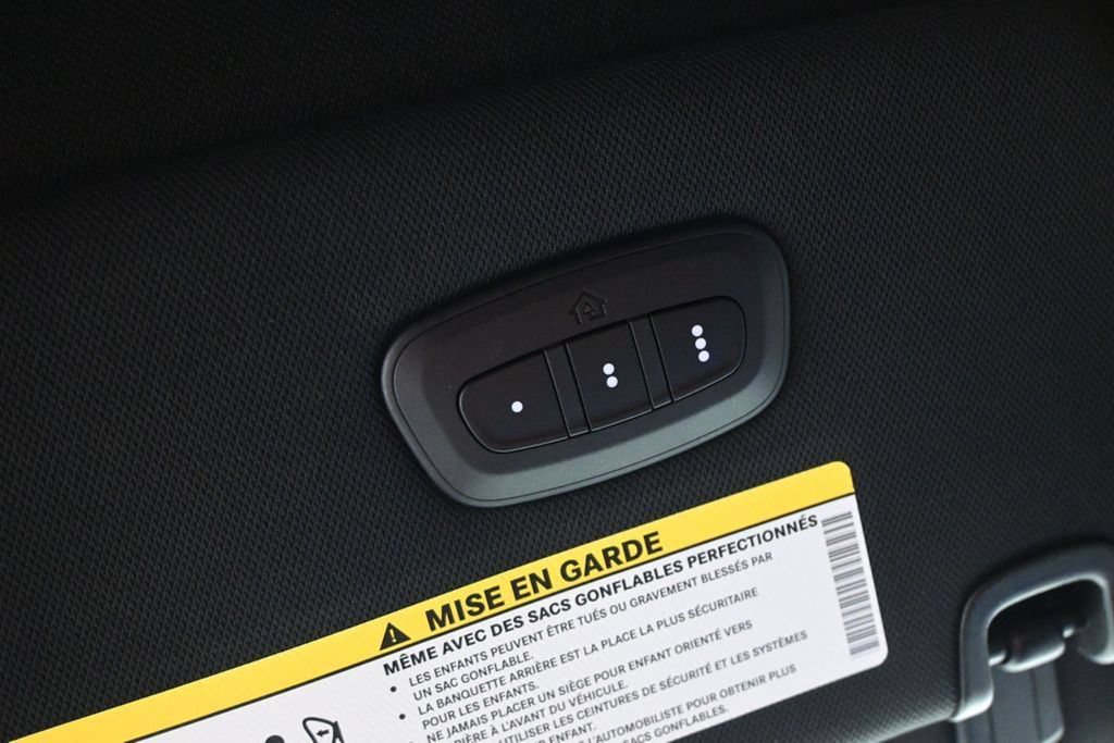 Used 2025 Chrysler Pacifica Select FWD image 30