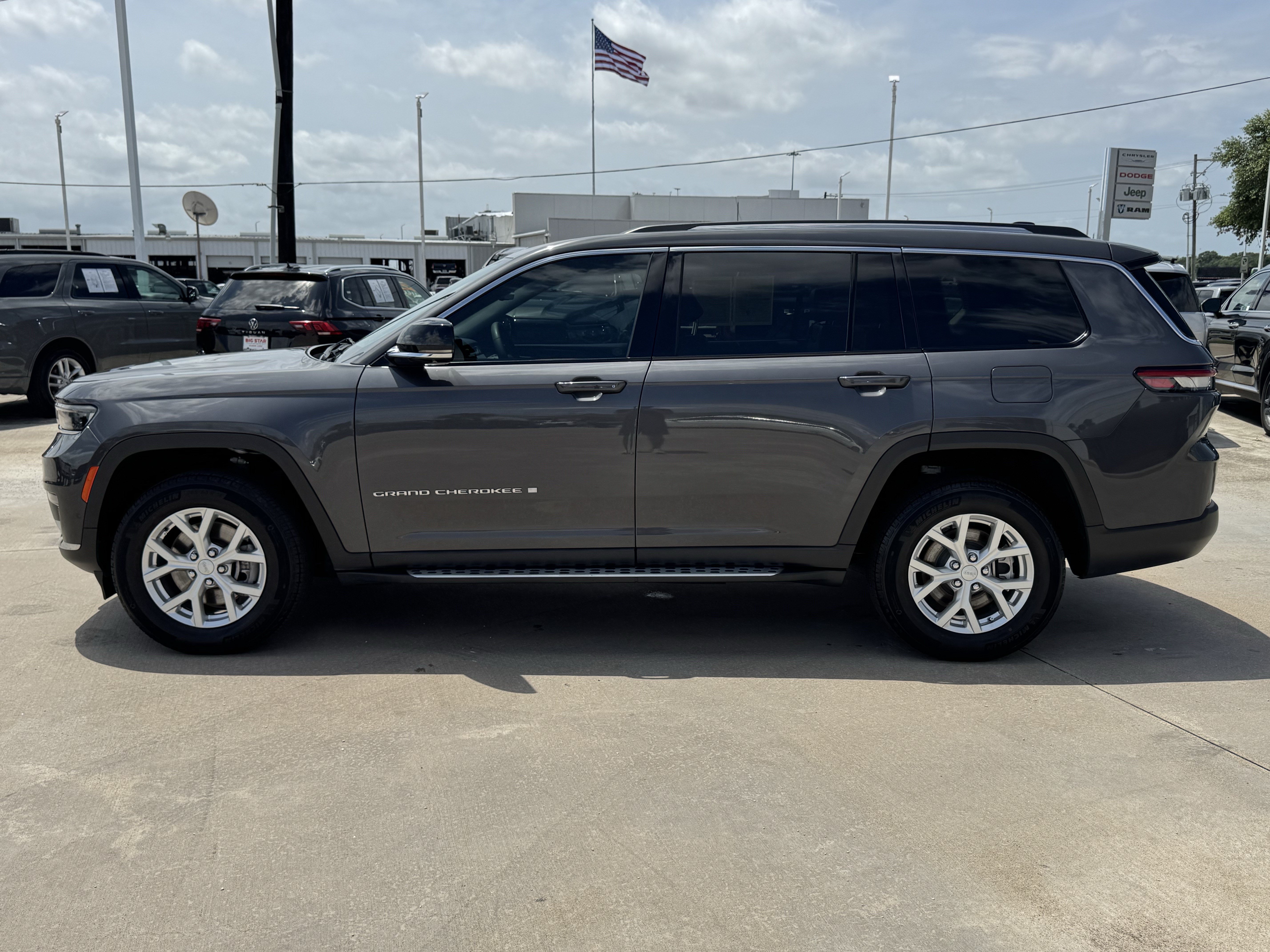 Used 2023 Jeep Grand Cherokee L Limited w/ Luxury Tech Group II AWD/4WD image 7