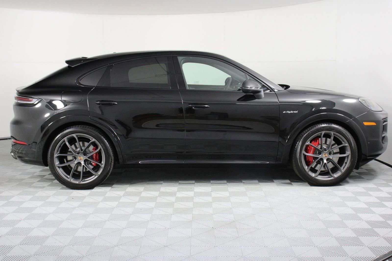 Certified 2025 Porsche Cayenne S image 8