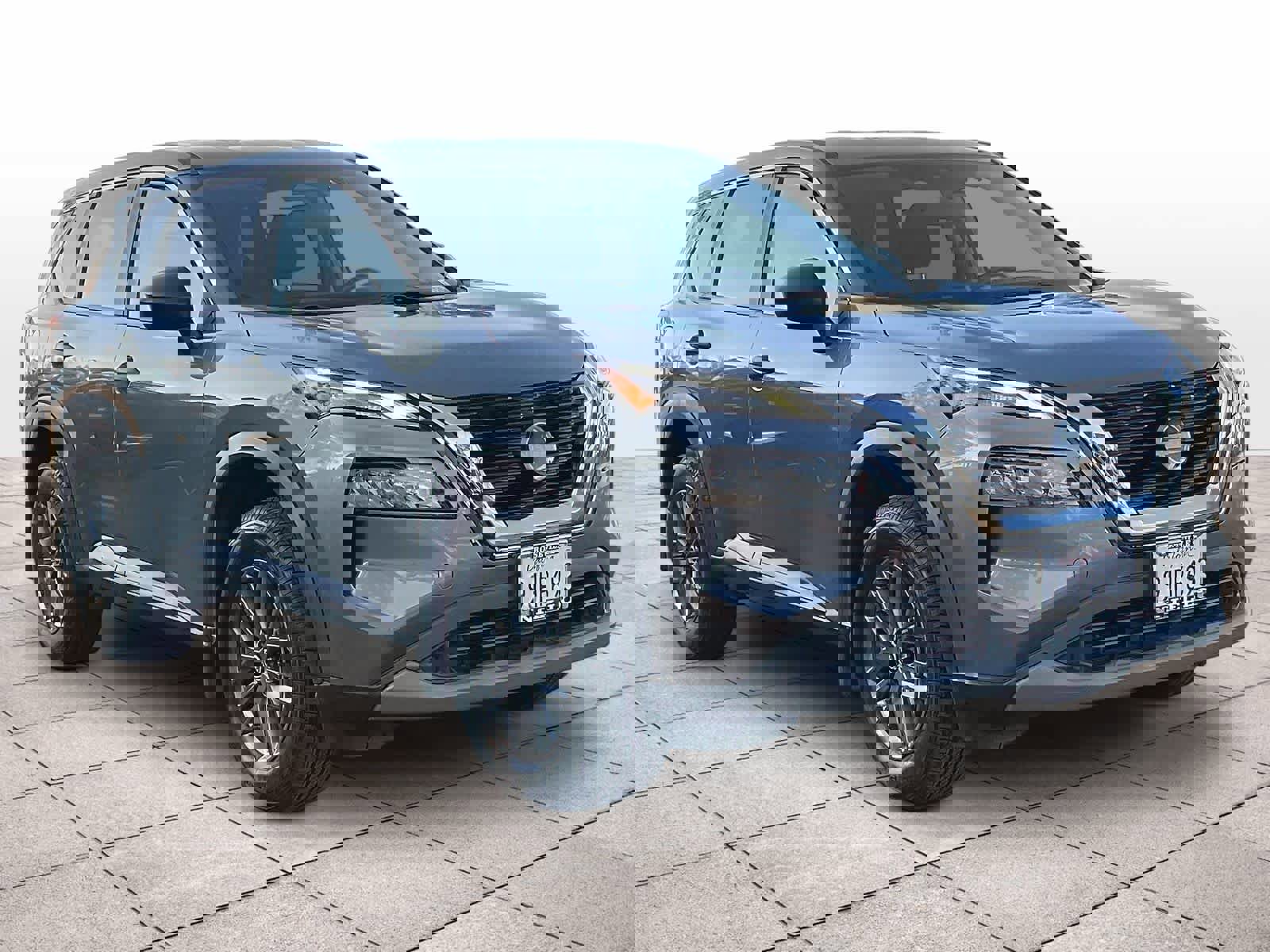 Used 2023 Nissan Rogue S image 2