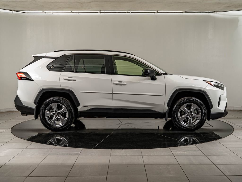 Used 2025 Toyota RAV4 LE AWD/4WD image 4