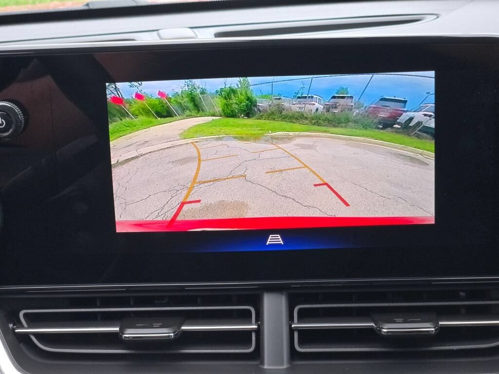 Used 2026 Chevrolet Trax LT w/ LT Convenience Package FWD image 24