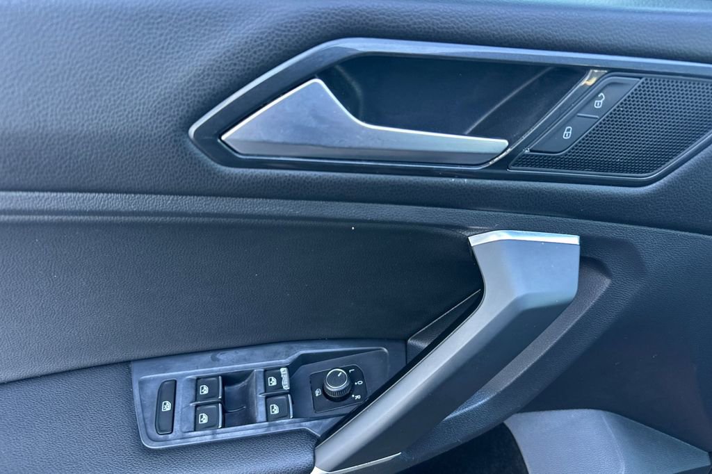 Used 2018 Volkswagen Tiguan SE w/ Panoramic Sunroof Package image 11